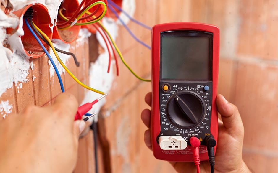 travail électricien Paris 1