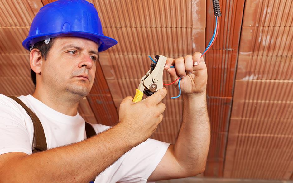 travail électricien Paris 1